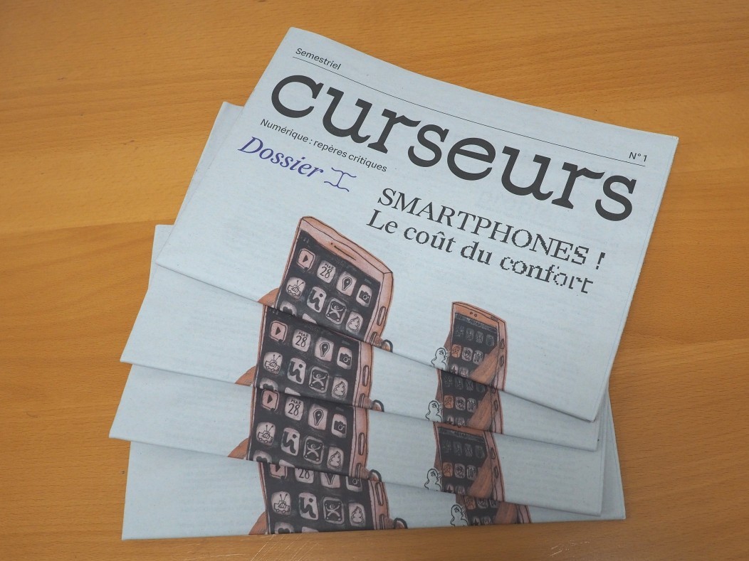 Des Curseurs (version papier) posés sur une table.